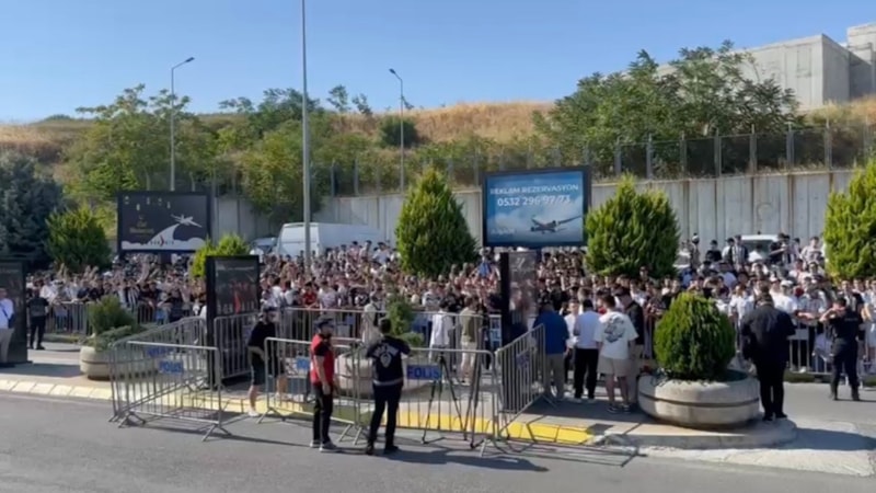 Beşiktaşlılar Orkun Kökçü’yü karşılamak için havalimanına akın etti