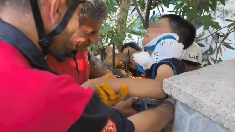 Şanlıurfa'da korkutan kaza: Demir korkuluk çocuğun koluna saplandı