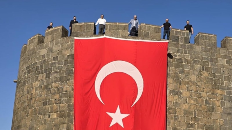 Tarihi Diyarbakır Surları'na 'Terörsüz Türkiye'ye destek için Türk bayrağı asıldı