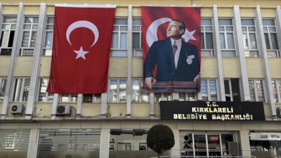 Trakya'da 'Terörsüz Türkiye'ye destek: Kamu binalarına Türk bayrağı asıldı