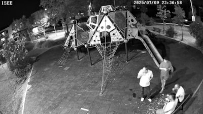 Yalova'da yere çekirdek kabuğu atanlara zabıtadan ceza: Ellerine süpürge verdiler