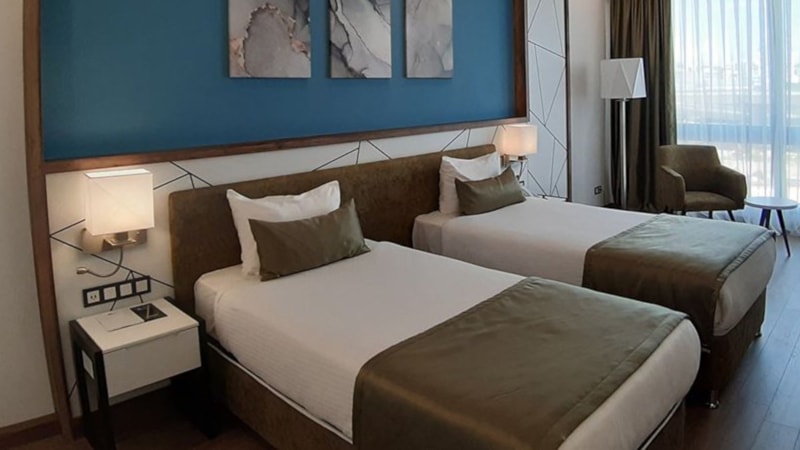 Kötü kokan konaklama yerinde kalmadı, parasının yarısını iade aldı