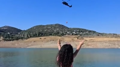 Hatay'da yangına müdahale eden pilot kendisini selamlayan çocuğa el salladı