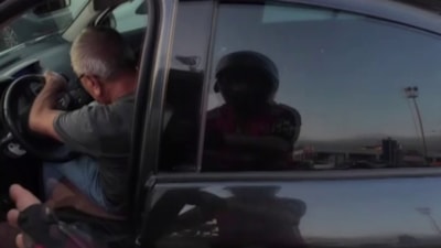 Sakarya'da direksiyon başında fenalaşıp kavşağın ortasında durdu, yardımına kurye koştu