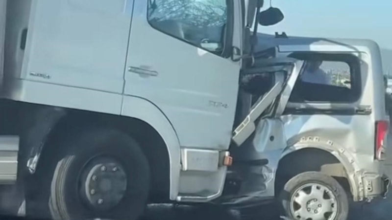 İzmir'de feci kaza: Tırla çarpışan otomobil sürücüsü yaşamını yitirdi