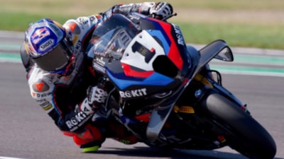 Milli motosikletçi Toprak Razgatlıoğlu, İngiltere'de 3 yarışı da kazandı