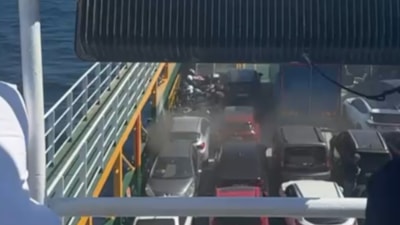 Balıkesir'in Marmara Adası açıklarında feribotta yangın