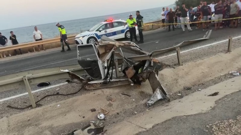 Mersin'de bariyere çarpan otomobil ikiye bölündü: 1 ölü, 1 yaralı