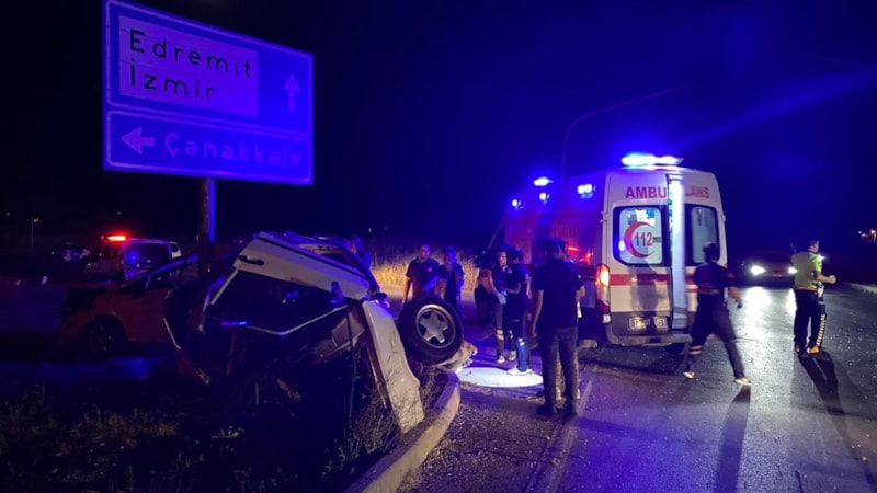 Çanakkale'de iki otomobil çarpıştı: 1'i ağır 3 yaralı