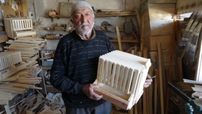 Malatya'da yaşına rağmen çalışan marangoz ustasının azmi dikkat çekiyor