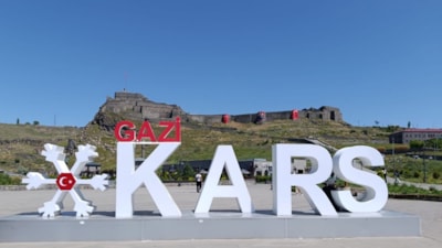 Cumhurbaşkanı Erdoğan'ın çağrısıyla Kars Kalesi bayraklarla donatıldı