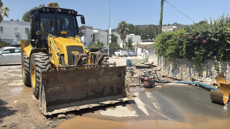 Bodrum'da ana su isale hattı patladı