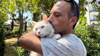 Kocaeli'de günlerdir aradığı kedisi bulununca sevinç gözyaşlarına boğuldu