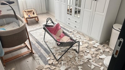 Ankara'da bir evin tavanının sıvası çöktü: Bebek saniyelerle kurtuldu