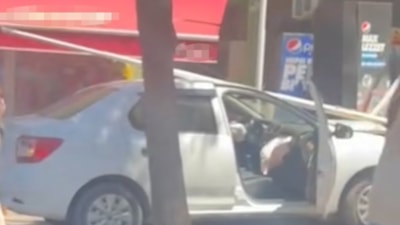 İstanbul'da kontrolden çıkan otomobil bakkala girdi