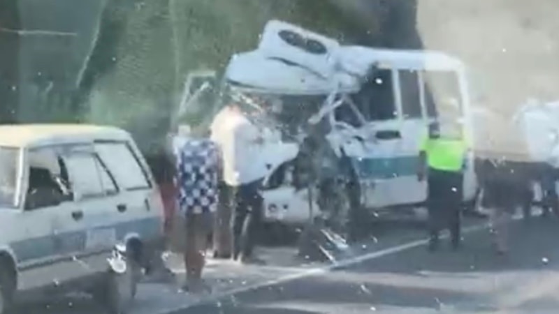 Aydın'da yolcu minibüsü kamyonla çarpıştı