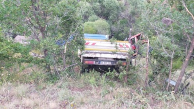 Sivas'ta kamyon şarampole devrildi: 3 kişi yaralandı