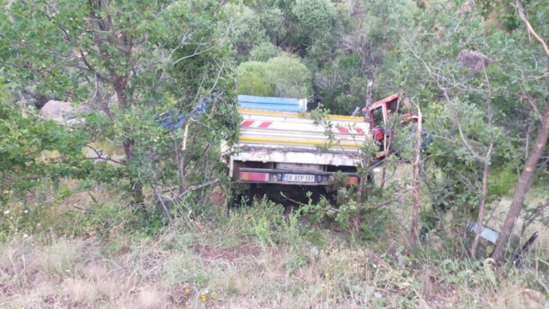 Sivas'ta kamyon şarampole devrildi: 3 kişi yaralandı