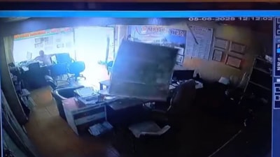 Hatay’da bir iş yerinde tavan üzerlerine çöktü