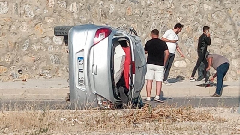 Kütahya’da kontrolden çıkan otomobil takla attı