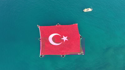 Antalya'da 15 Temmuz dolayısıyla denizde Türk bayrağı açıldı
