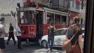 İstanbul İstiklal Caddesi'nde kadın sürücü tramvaya çarptı