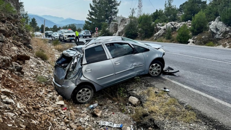 Antalya'da otomobil yoldan çıkıp kayalık alana çarptı