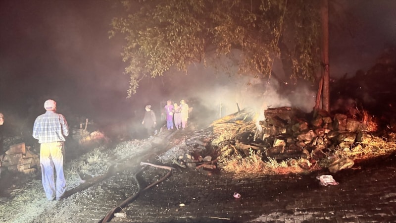 Bolu'nun Mudurnu ilçesinde çıkan yangına müdahale ediliyor