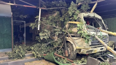 Hatay'da demir yüklü kamyon, 8 metrelik duvardan bahçeye uçtu