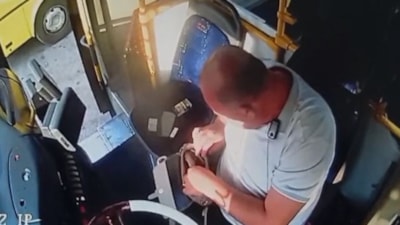 Gaziantep'te otobüs şoförü, aracında unutulan para ve altın dolu çantayı sahibine ulaştırdı