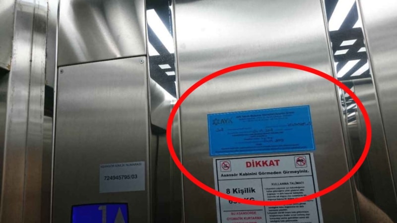 Asansörde mavi, kırmızı ve yeşil etiket ne anlama gelir?