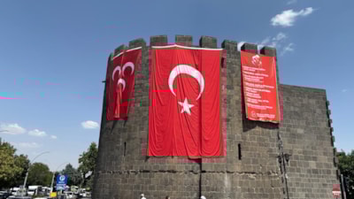 Diyarbakır surlarına Türk bayrakları asıldı