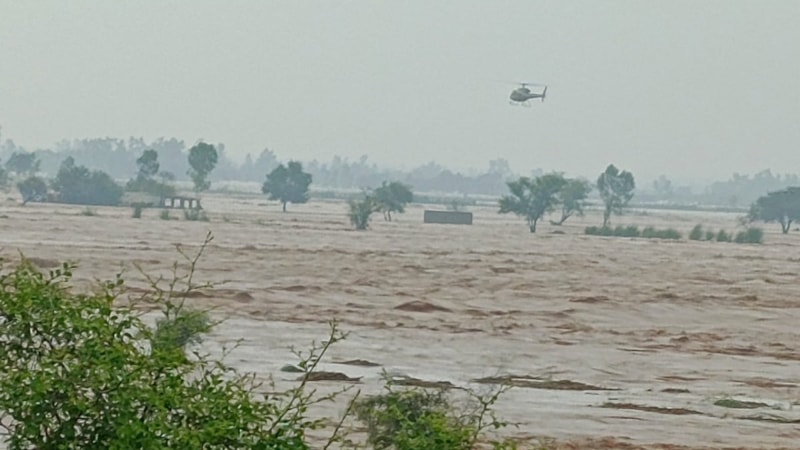 Pakistan'da muson yağışları sele yola açtı