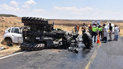 Şanlıurfa'da otomobil ile traktör kafa kafaya çarpıştı: 1 ölü