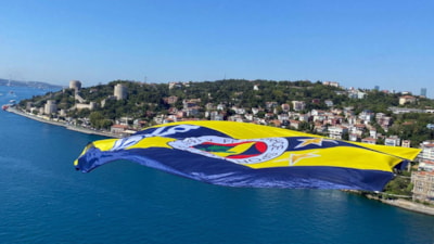 Fenerbahçe'nin bayrakları köprülere asıldı