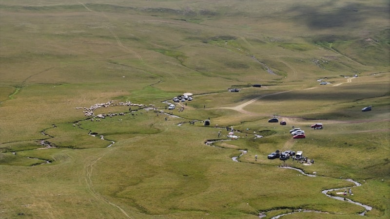 Karadeniz'in zirvesindeki yaylalara turistler yoğun ilgi gösteriyor