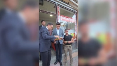Tunceli Valisi, ikram sırasında marulun içine çiğ köfte koymayı unuttu