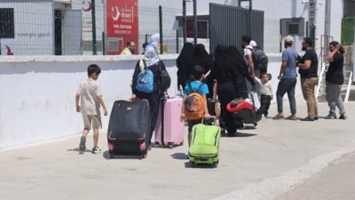 Suriyelilerin, ülkelerine giriş çıkışlarına izin verilmesiyle Cilvegözü'nde yoğunluk arttı
