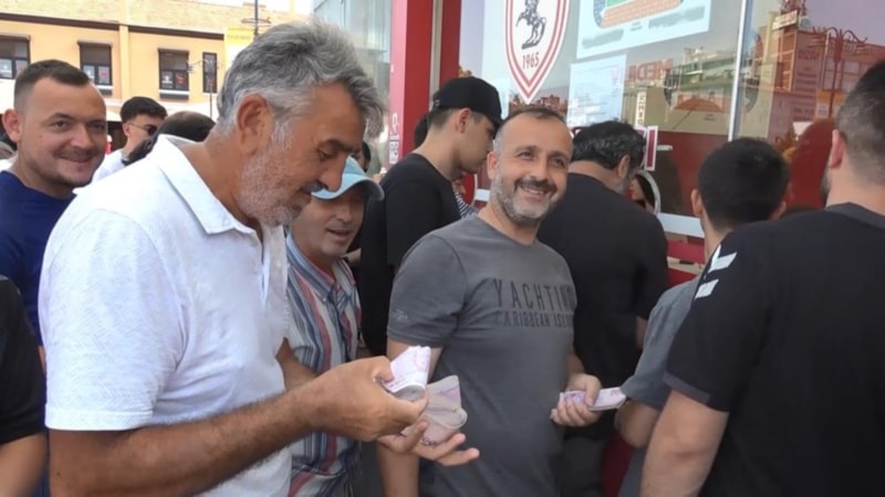 Samsunspor taraftarlarının kombine alımı: Yeşilçam film sahnelerini hatırlattı