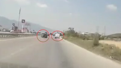 Bursa'da yanından hızla geçen araç nedeniyle manevra yapan otomobil devrildi