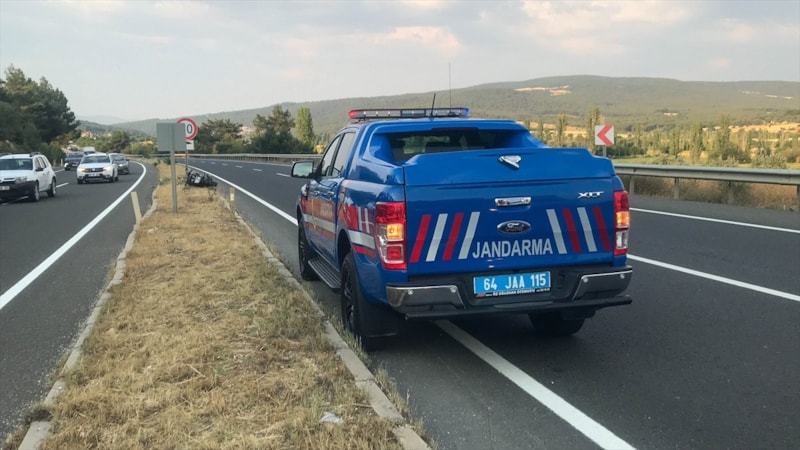 Uşak'ta refüje çarpan motosikletin sürücüsü can verdi