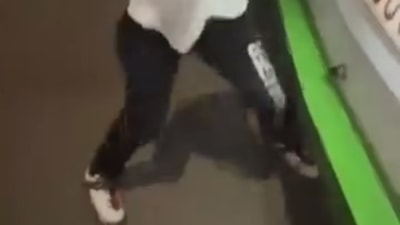 Bursa'da iki çocuk ayaklarında patenlerle seyir halindeki otobüse tutundu