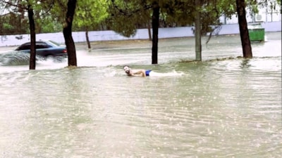 Denizli'de bulvarda yüzen şahıs, altyapı yetersizliğine tepki gösterdi