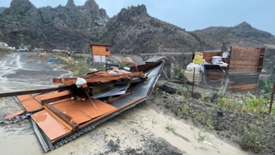 Artvin'de şiddetli fırtına çatıları uçurdu