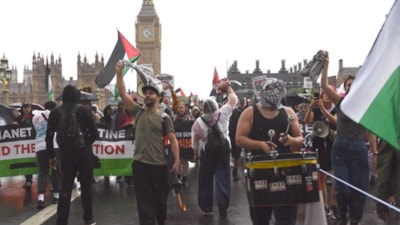 İngiltere'de on binlerce kişi Filistin için yürüdü
