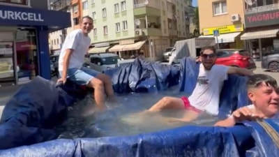 Bursa'da sıcak havalara çözüm olarak traktörün römorkunu havuz yaptılar