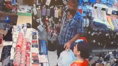 Bursa'da parfüm hırsızı kameraya yakalandı