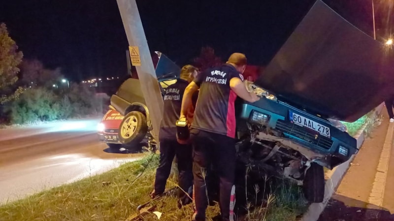 Tokat'ta elektrik direğine çarpan araç hurdaya döndü
