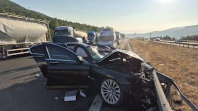 Düzce'de otomobil, kamyona ve bariyere çarptı: 5 yaralı