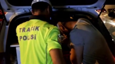 Pendik'te trafiği tehlikeye atan şahıslara para cezası kesildi